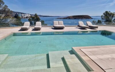 Villa in first sea line with beach access and pool in Cala Vinyas