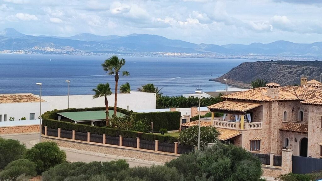 Semi-detached house with sea views and the bay of Palma